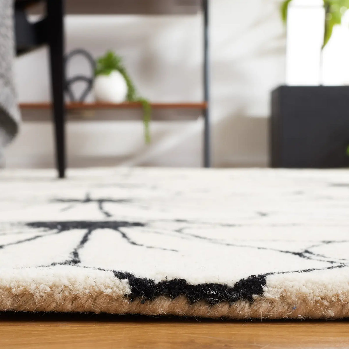Safavieh Soho 5'-0" x 8'-0" Rug in Ivory / Black