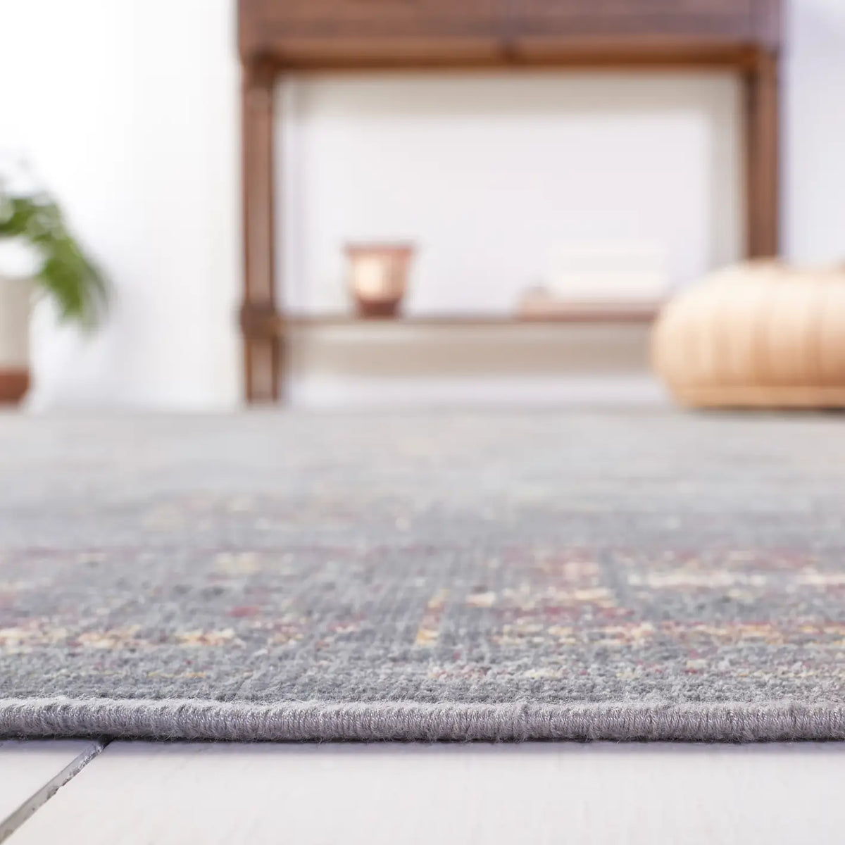 Safavieh Vintage 4'-0" x 5'-7" Rug in Grey / Multi