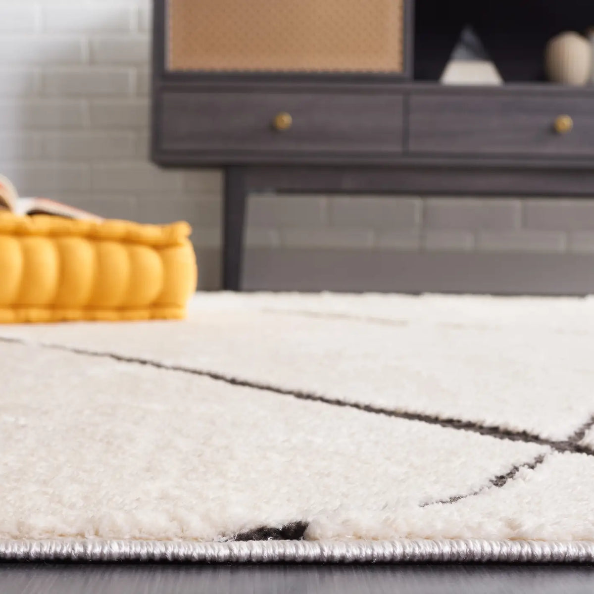Safavieh Melody 4'-0" x 6'-0" Rug in Ivory / Black