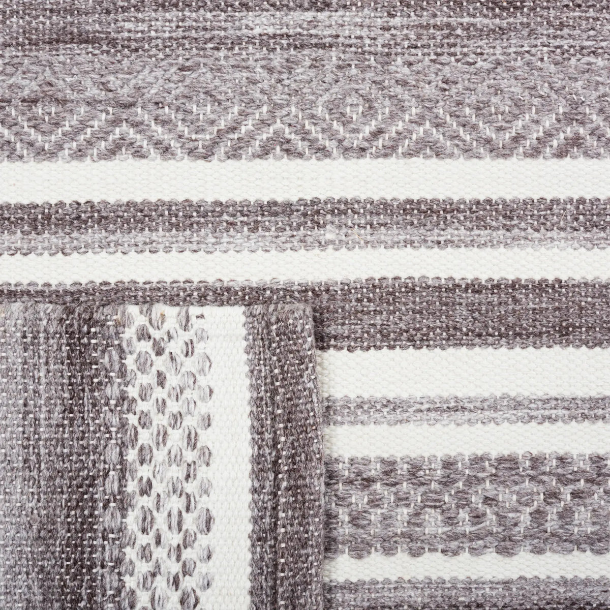 Safavieh Striped Kilim 4'-0" x 6'-0" Rug in Grey / Ivory