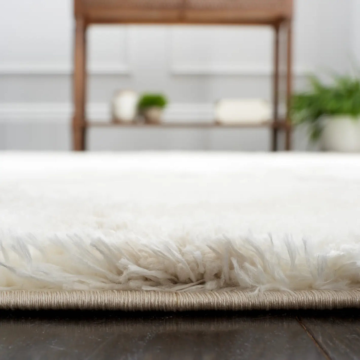 Safavieh Tahoe Shag 4'-0" x 6'-0" Rug in White / Silver