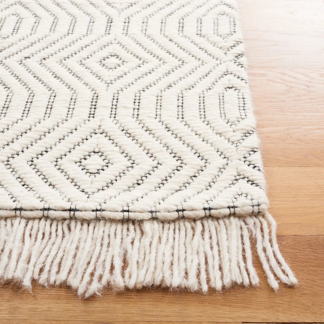 Safavieh Marbella 4'-0" x 6'-0" Rug in Ivory / Black