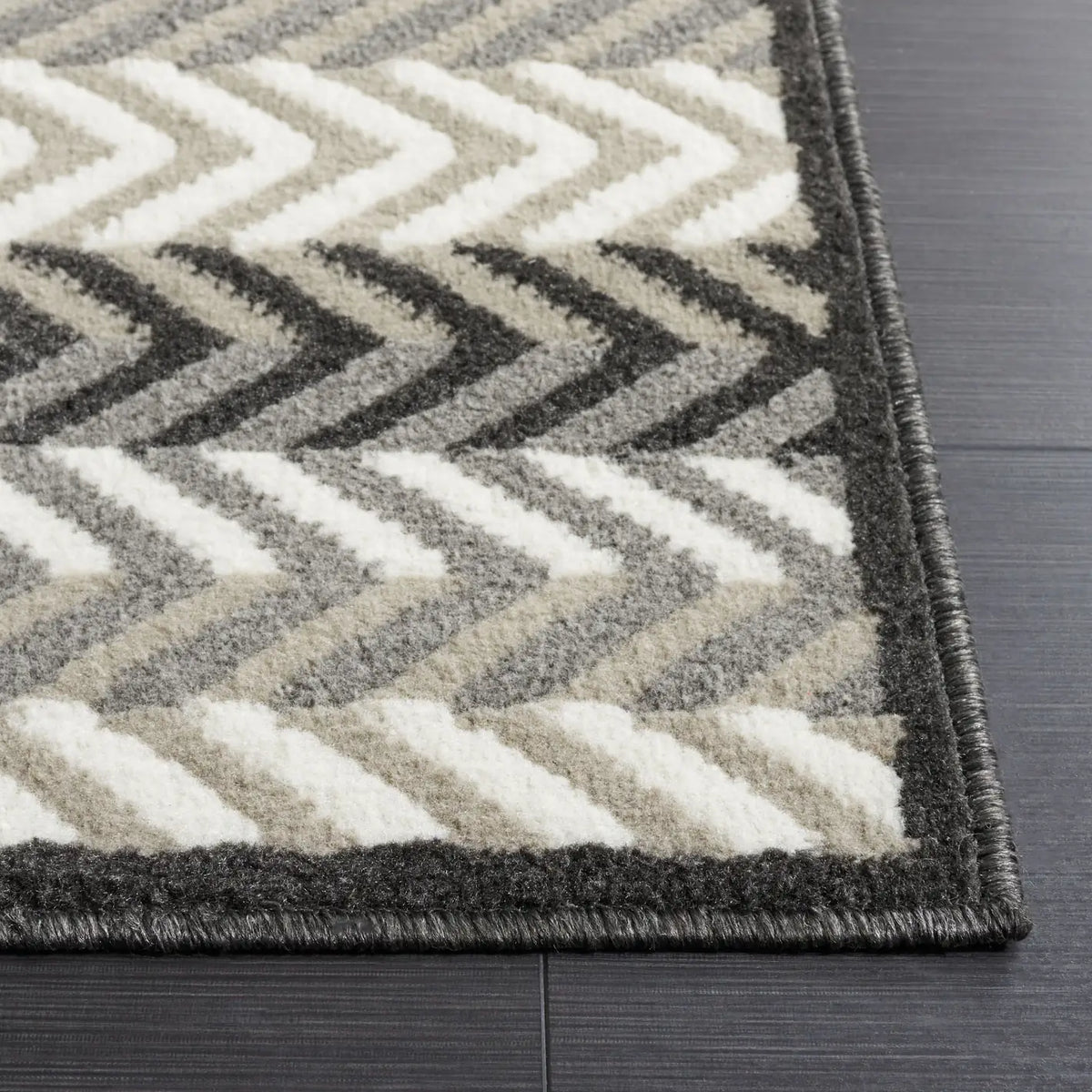 Safavieh Pyramid 4'-5" x 6'-5" Rug in Grey / Ivory Black