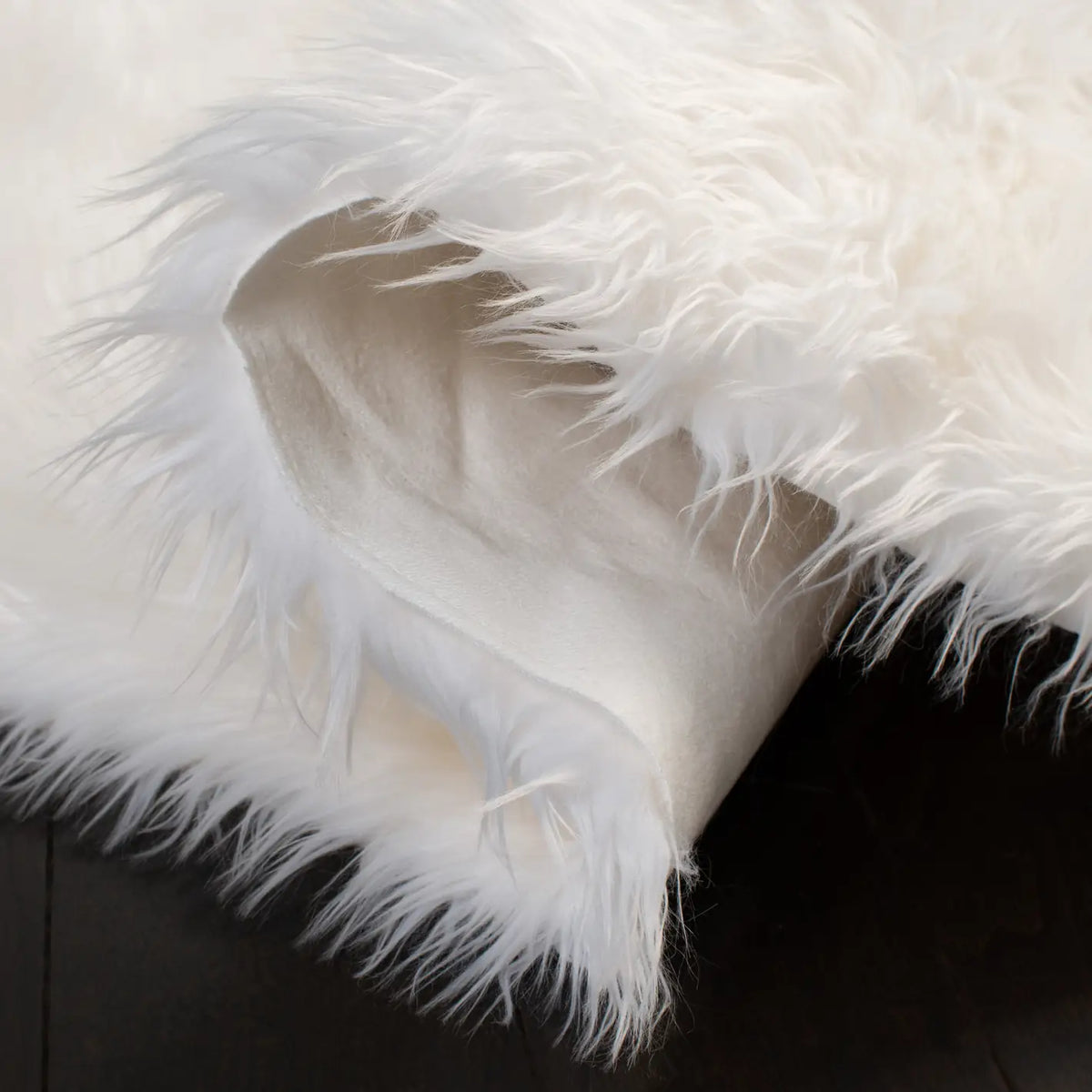 Safavieh Faux Sheep Skin 4'-0" x 6'-0" Rug in Ivory