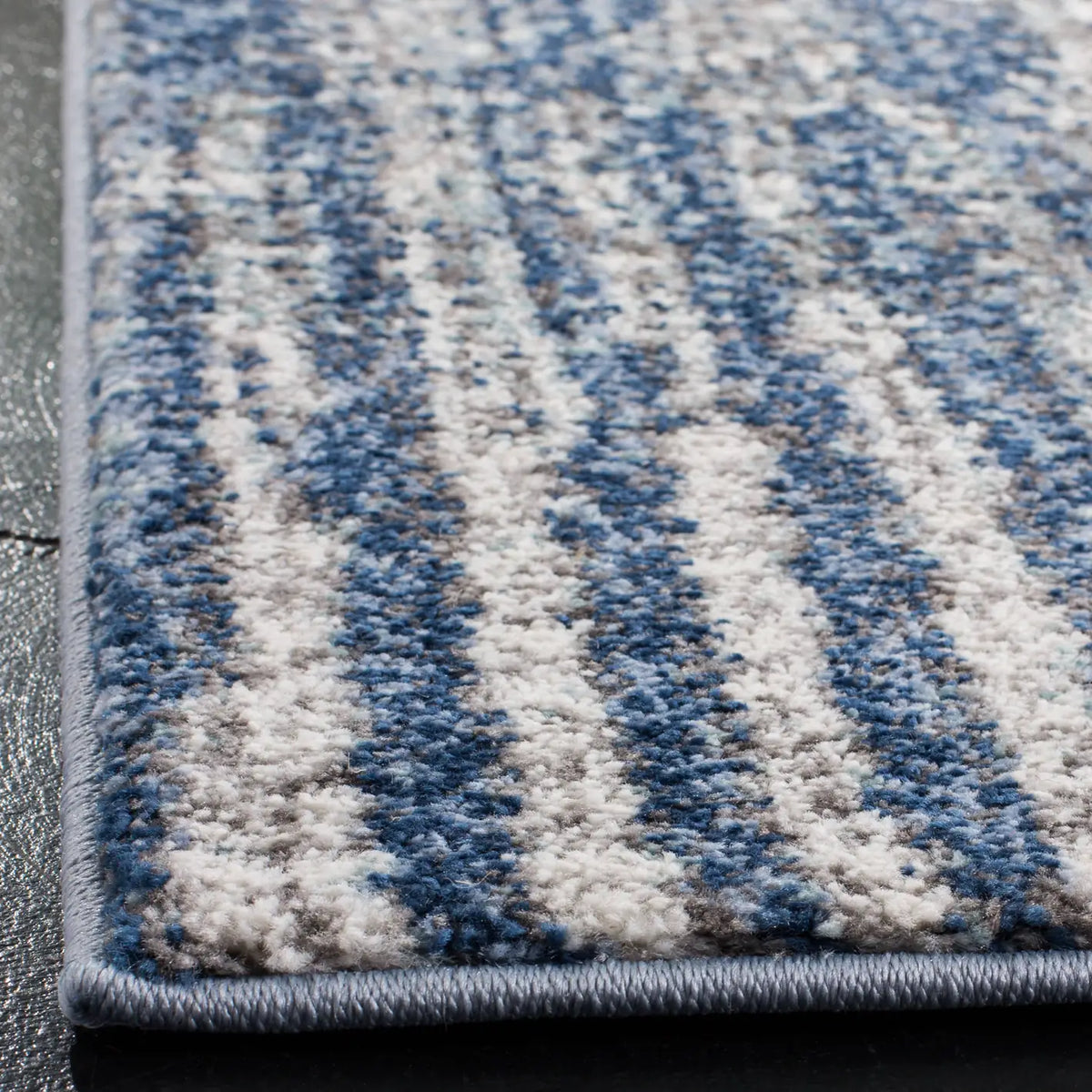 Safavieh Galaxy 5'-3" x 7'-6" Rug in Navy / Light Grey