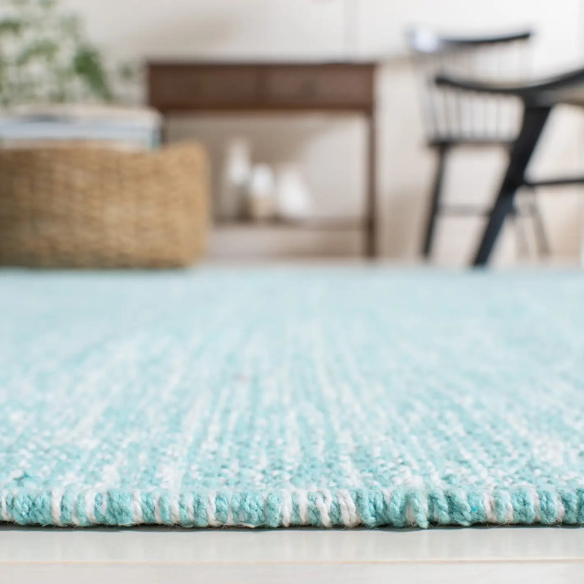 Safavieh Montauk 8'-0" x 10'-0" Rug in Turquoise