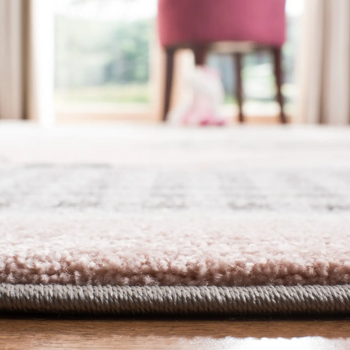 Safavieh Carousel Kids 100 4'-0" x 6'-0" Rug in Pink / Ivory