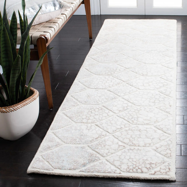 Safavieh Restoration Vintage 2'-3" x 8'-0" Rug in Ivory