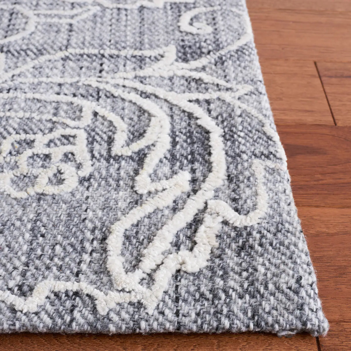 Safavieh Marbella 4'-0" x 6'-0" Rug in Dark Grey / Ivory