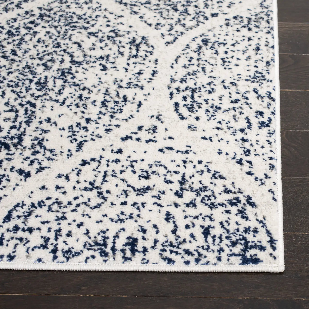 Safavieh Madison 4'-0" x 6'-0" Rug in Cream / Royal Blue