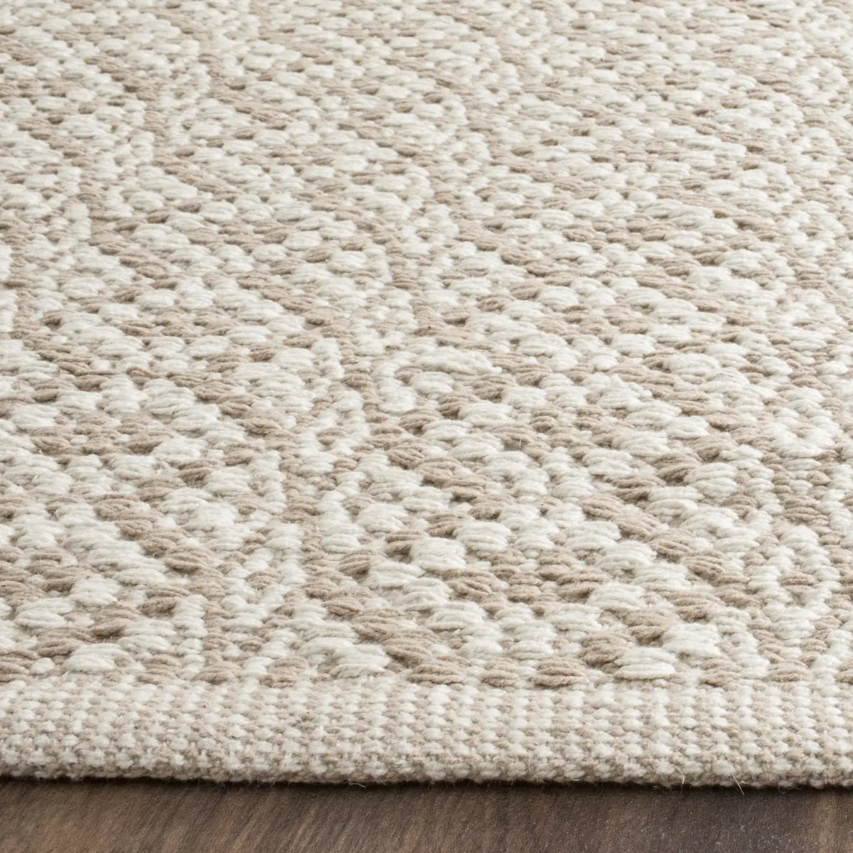 Safavieh Montauk 10'-0" x 14'-0" Rug in Ivory / Beige