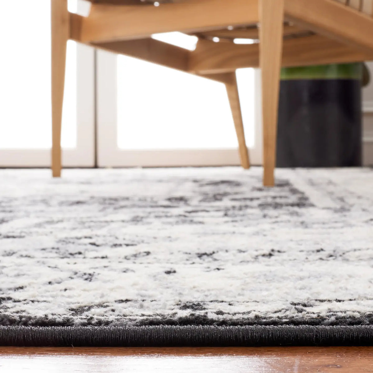 Safavieh Brentwood 4'-0" x 6'-0" Rug in Black / Grey