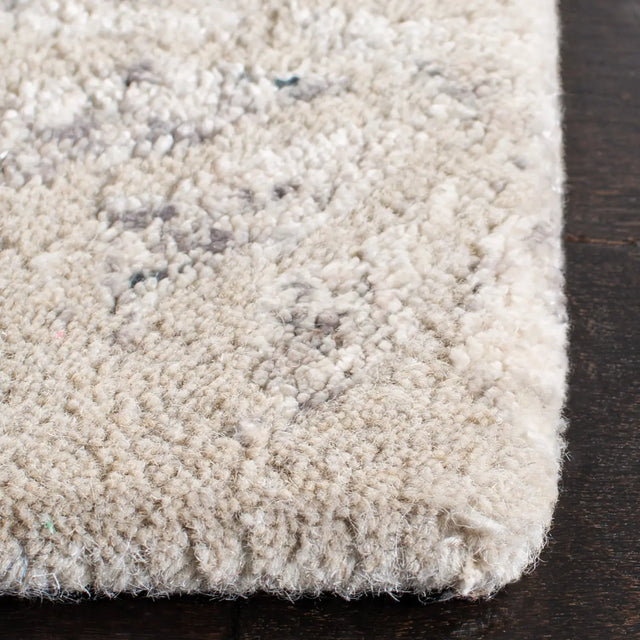 Safavieh Glamour 4'-0" x 6'-0" Rug in Grey