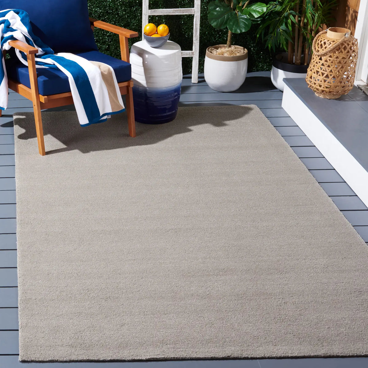 Safavieh Outdoor Micro-Loop 4'-0" x 6'-0" Rug in Grey