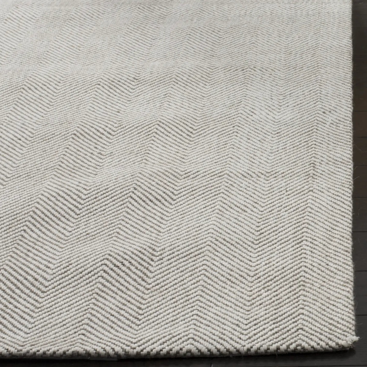 Safavieh Marbella 5'-0" x 8'-0" Rug in Silver