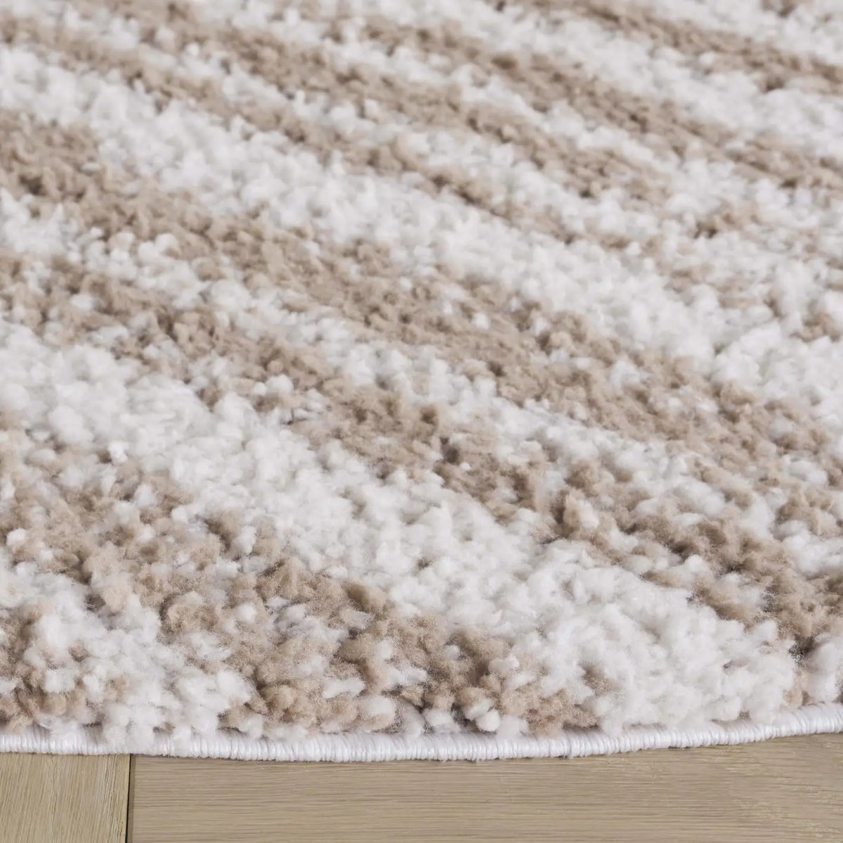Safavieh Rumi Shag 6'-7" x 6'-7" Rug in Beige / Ivory