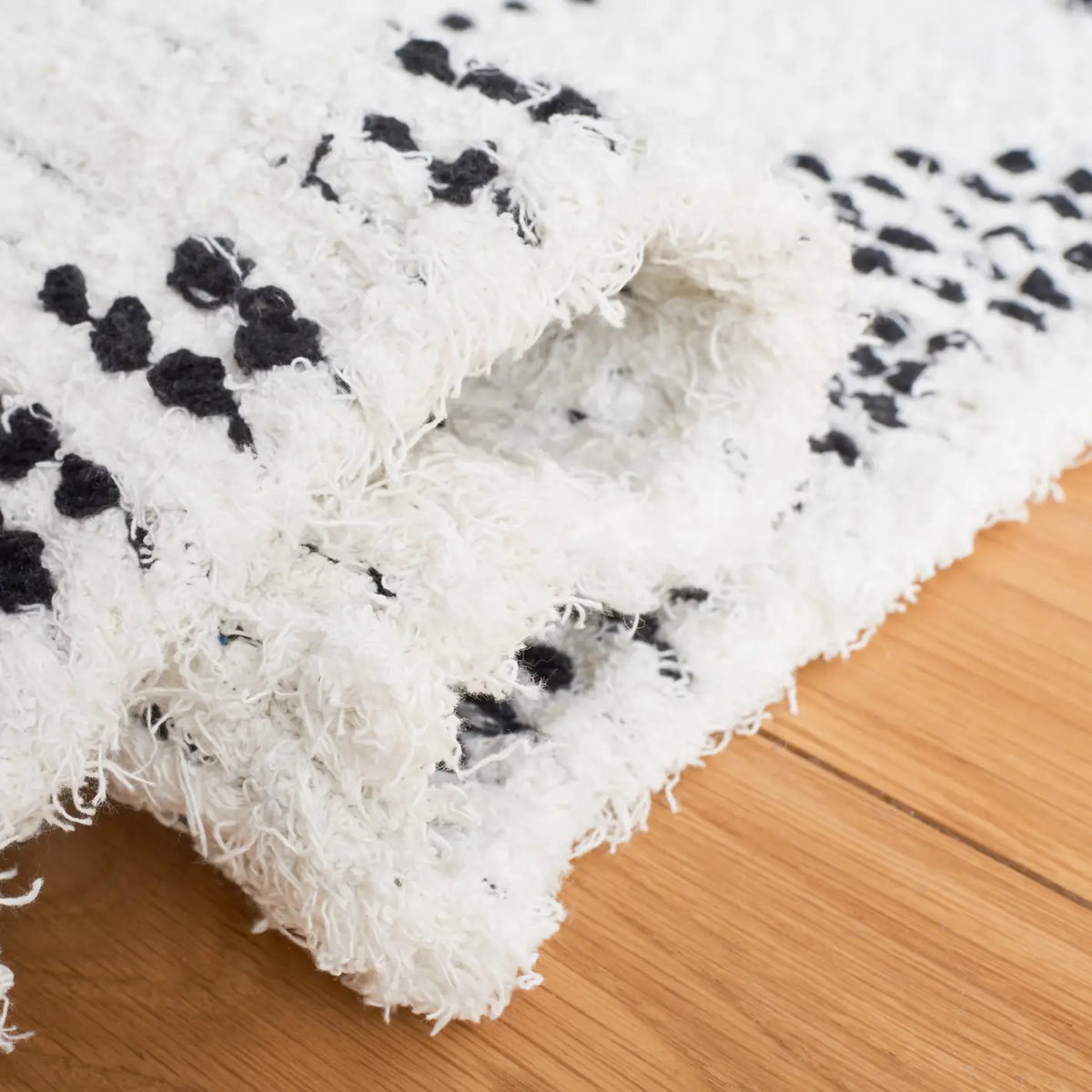 Safavieh Casablanca 4'-0" x 6'-0" Rug in Ivory / Black