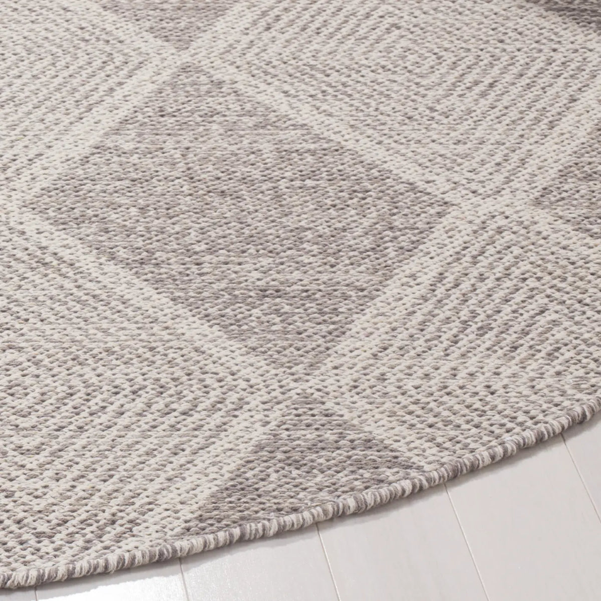 Safavieh Montauk 6'-0" x 6'-0" Rug in Grey
