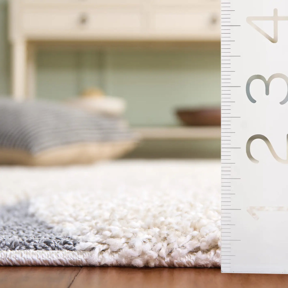 Safavieh Florida Shag 5'-3" x 7'-6" Rug in Cream / Grey