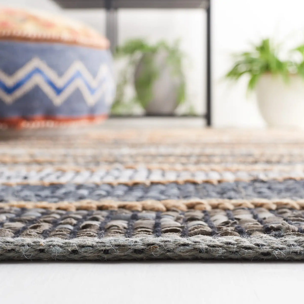 Safavieh Vintage Leather 4'-0" x 6'-0" Rug in Grey / Natural