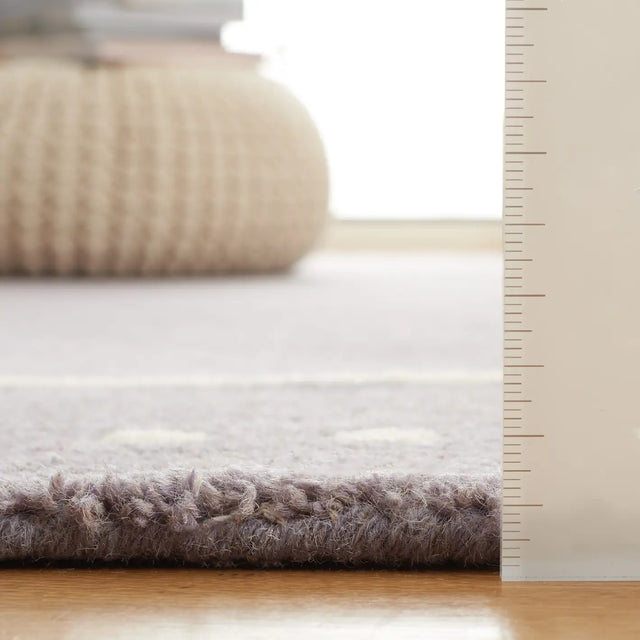 Safavieh Bella 5'-0" x 8'-0" Rug in Silver / Ivory
