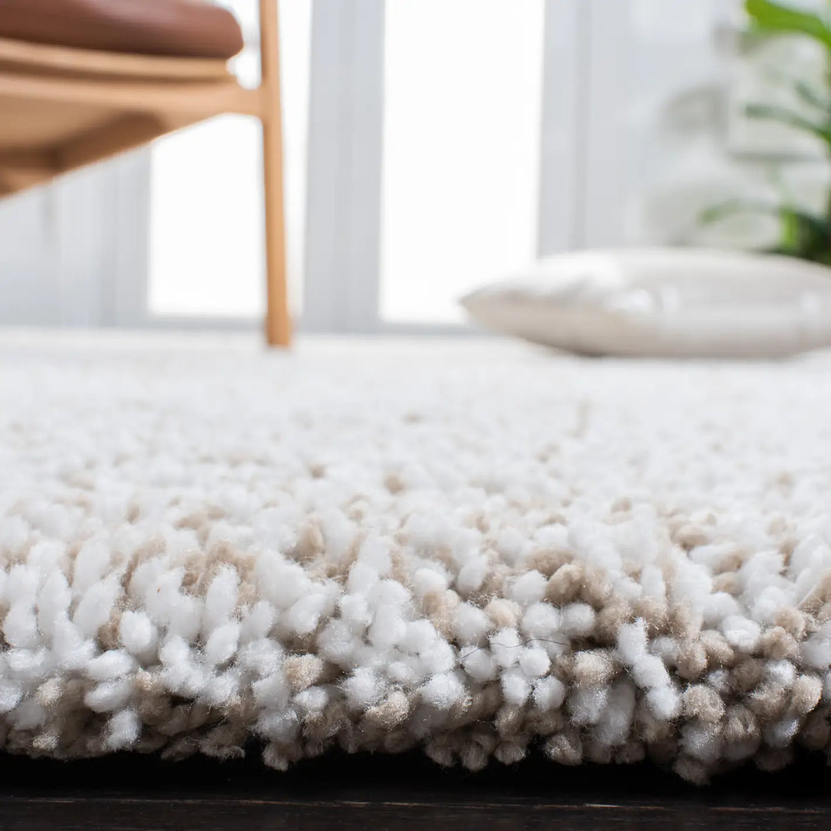 Safavieh Ultimate Shag 4'-0" x 6'-0" Rug in Sand / Ivory