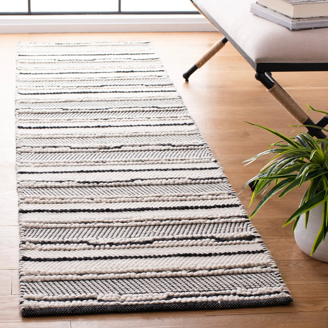 Safavieh Natura 2'-3" x 8'-0" Rug in Black / Ivory