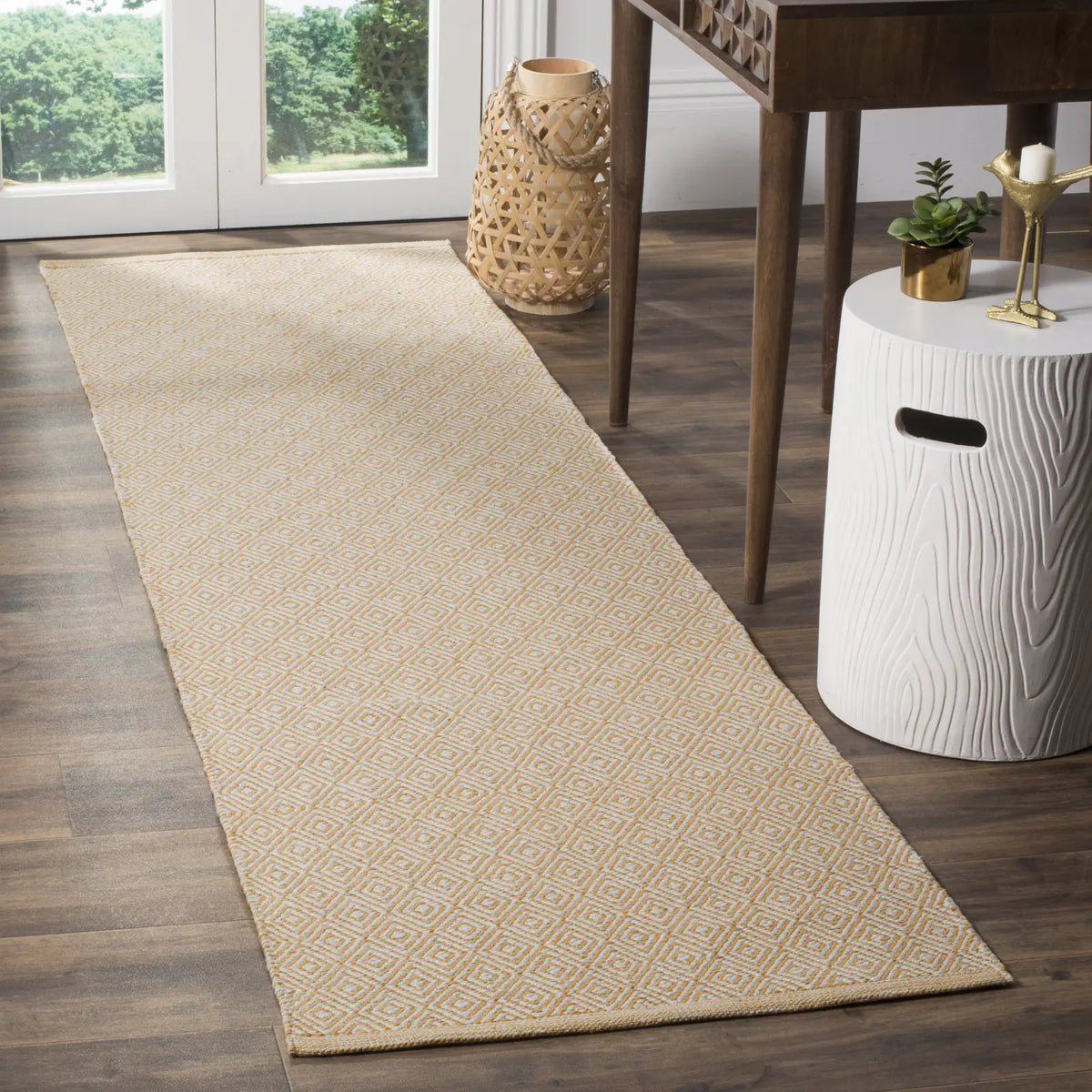 Safavieh Montauk 2'-3" x 6'-0" Rug in Ivory / Gold