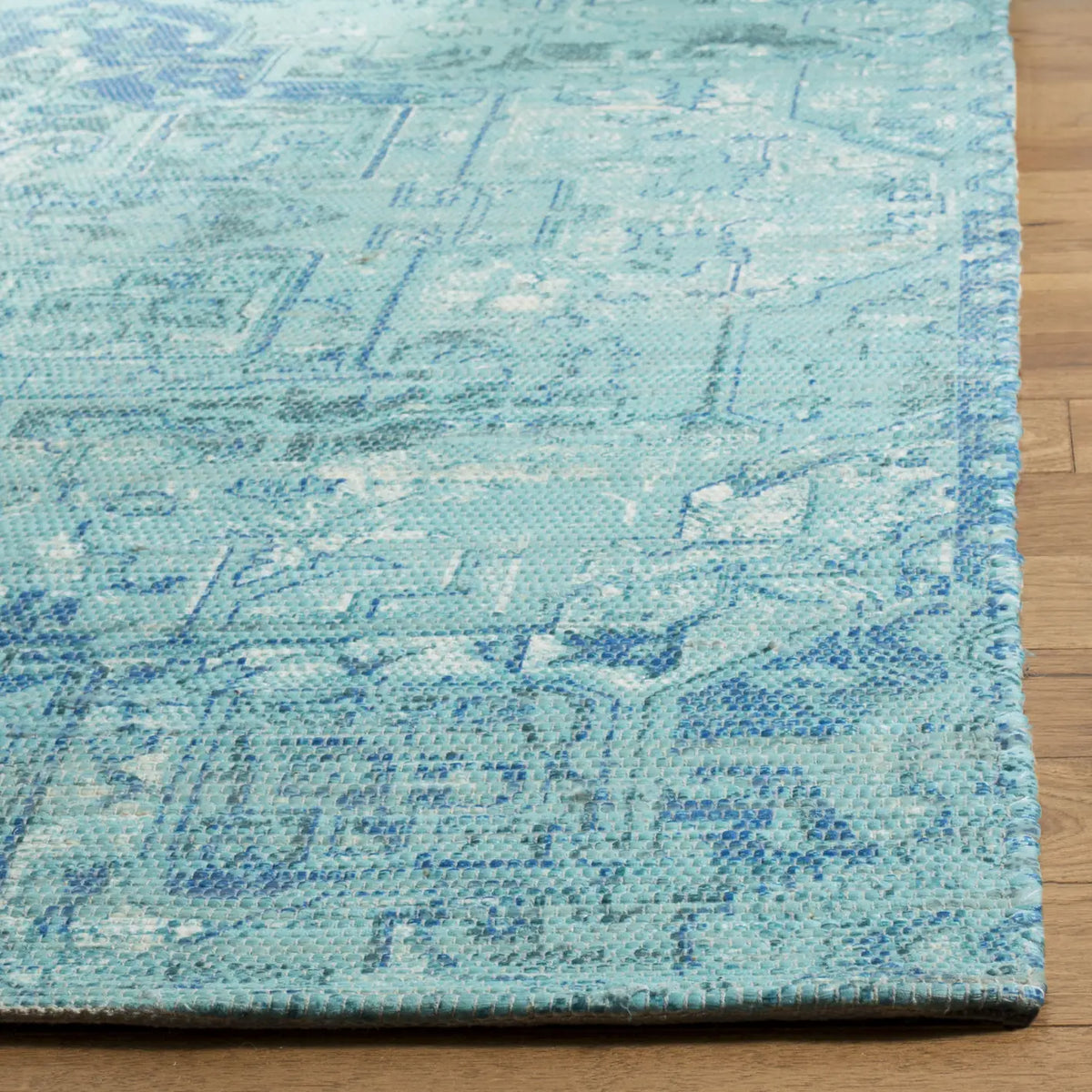 Safavieh Saffron 4'-0" x 6'-0" Rug in Aqua / Blue