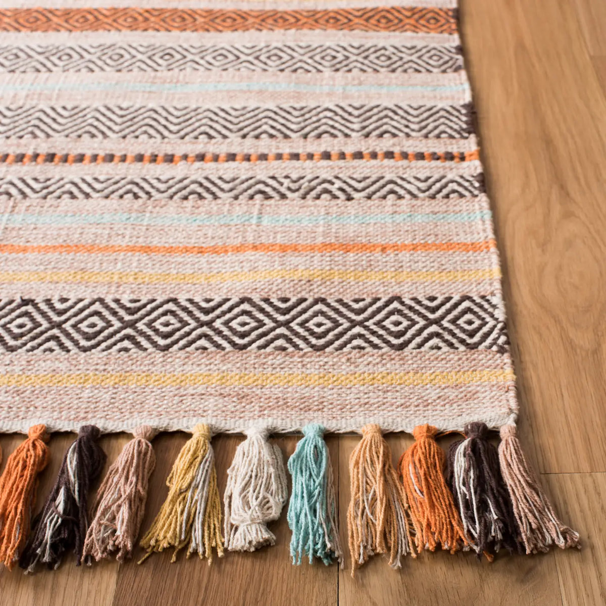 Safavieh Montauk 5'-0" x 8'-0" Rug in Beige / Multi