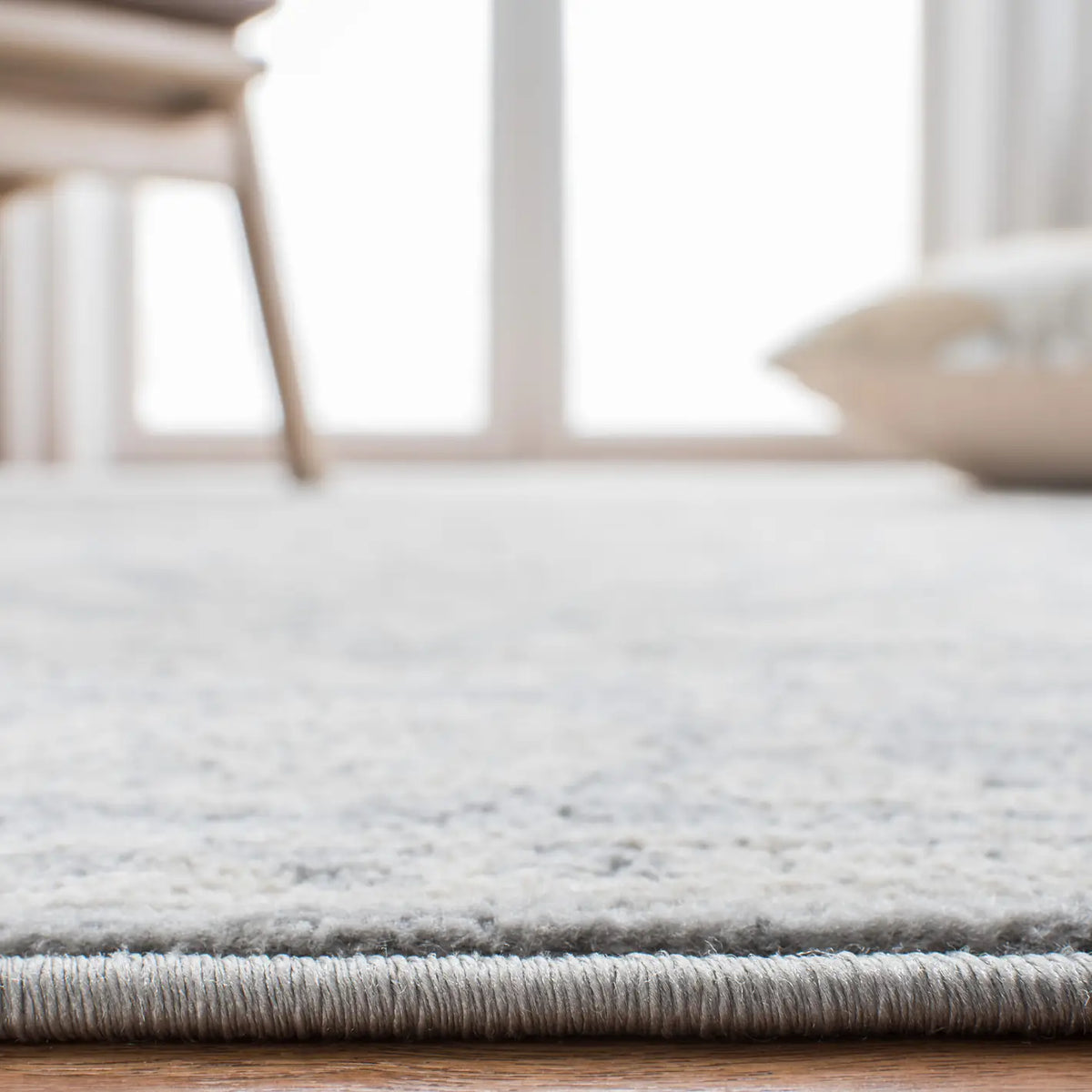 Safavieh Brentwood 4'-0" x 6'-0" Rug in Light Grey / Ivory