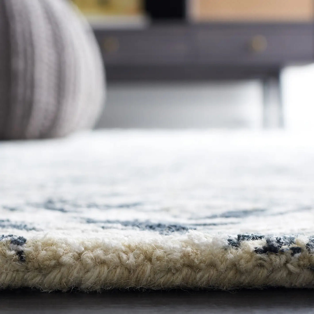 Safavieh Soho 4'-0" x 6'-0" Rug in Ivory / Green