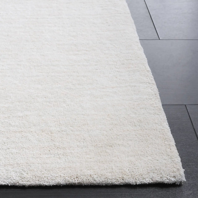 Safavieh Carmine 4'-0" x 6'-0" Rug in Ivory