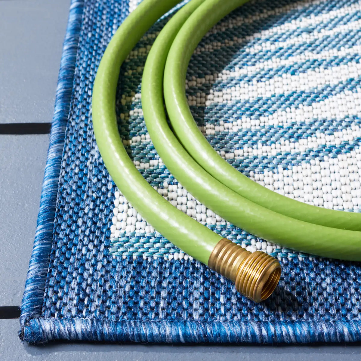 Safavieh Courtyard 4'-0" x 5'-7" Rug in Beige / Green Blue