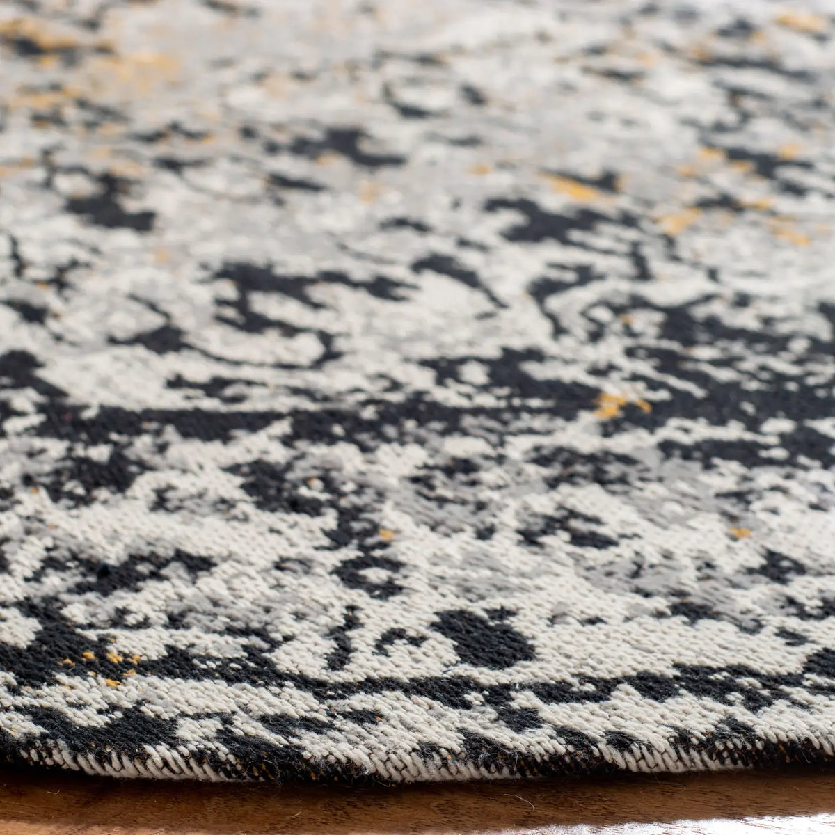 Safavieh Classic Vintage 6'-0" x 6'-0" Rug in Black / Silver