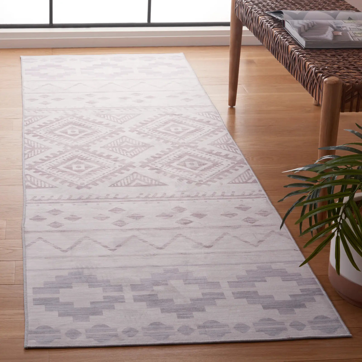 Safavieh Tucson 2'-6" x 8'-0" Rug in Beige / Grey
