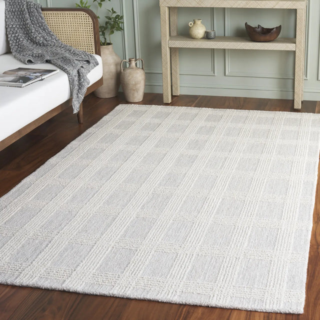 Safavieh Genre 4'-0" x 6'-0" Rug in Silver / Ivory