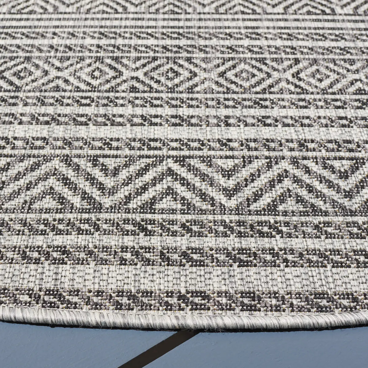 Safavieh Courtyard 5'-3" x 5'-3" Rug in Black / Grey
