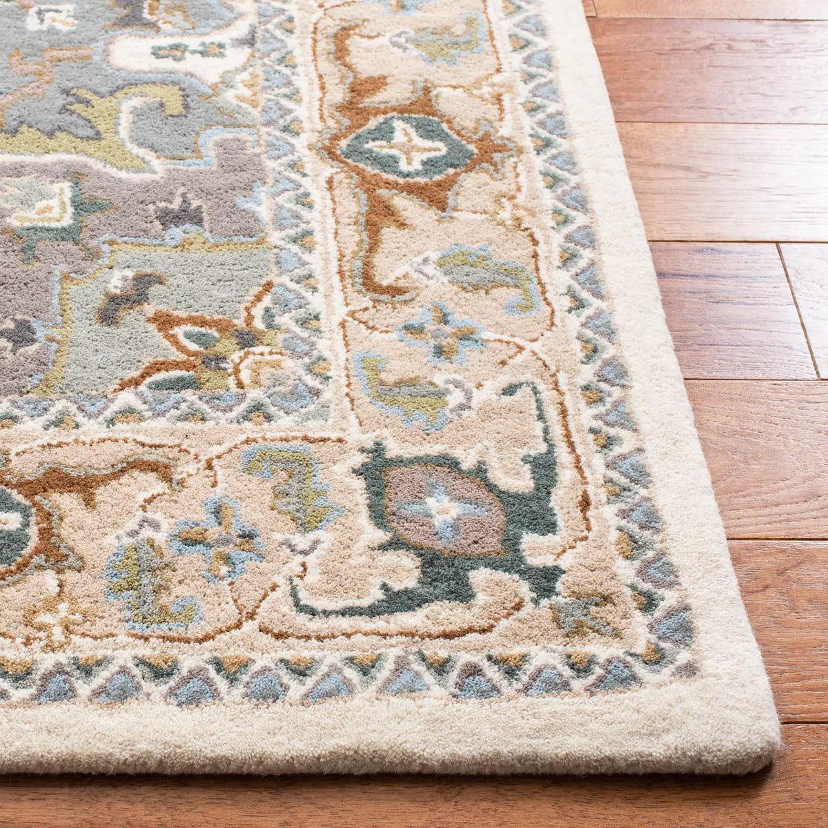 Safavieh Heritage 4'-0" x 6'-0" Rug in Ivory / Light Blue
