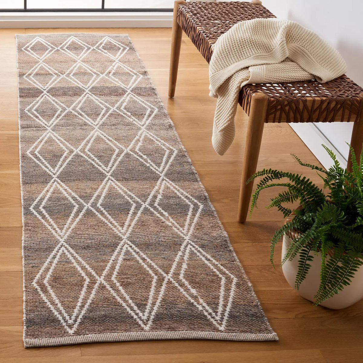 Safavieh Kilim 2'-3" x 9'-0" Rug in Brown / Grey