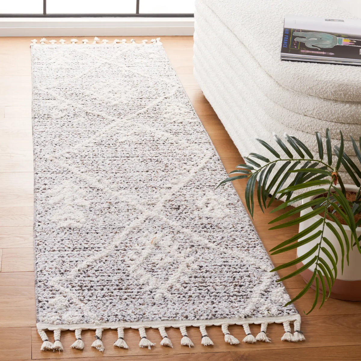 Safavieh Chapel 2'-2" x 8'-0" Rug in Black / Ivory