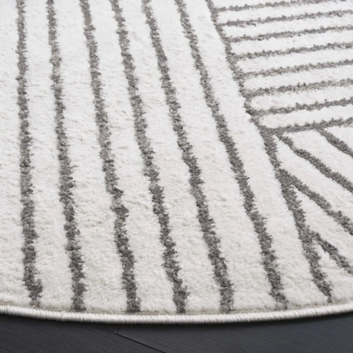 Safavieh Pyramid 6'-7" x 6'-7" Rug in Ivory / Grey