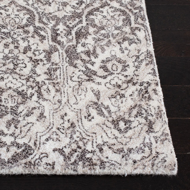 Safavieh Restoration Vintage 4'-0" x 6'-0" Rug in Beige / Ivory