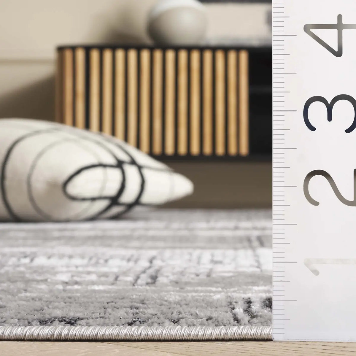 Safavieh Whisper 4'-0" x 6'-0" Rug in Grey / Dark Grey