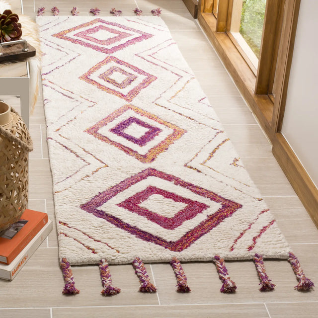 Safavieh Casablanca 2'-3" x 8'-0" Rug in Ivory / Multi