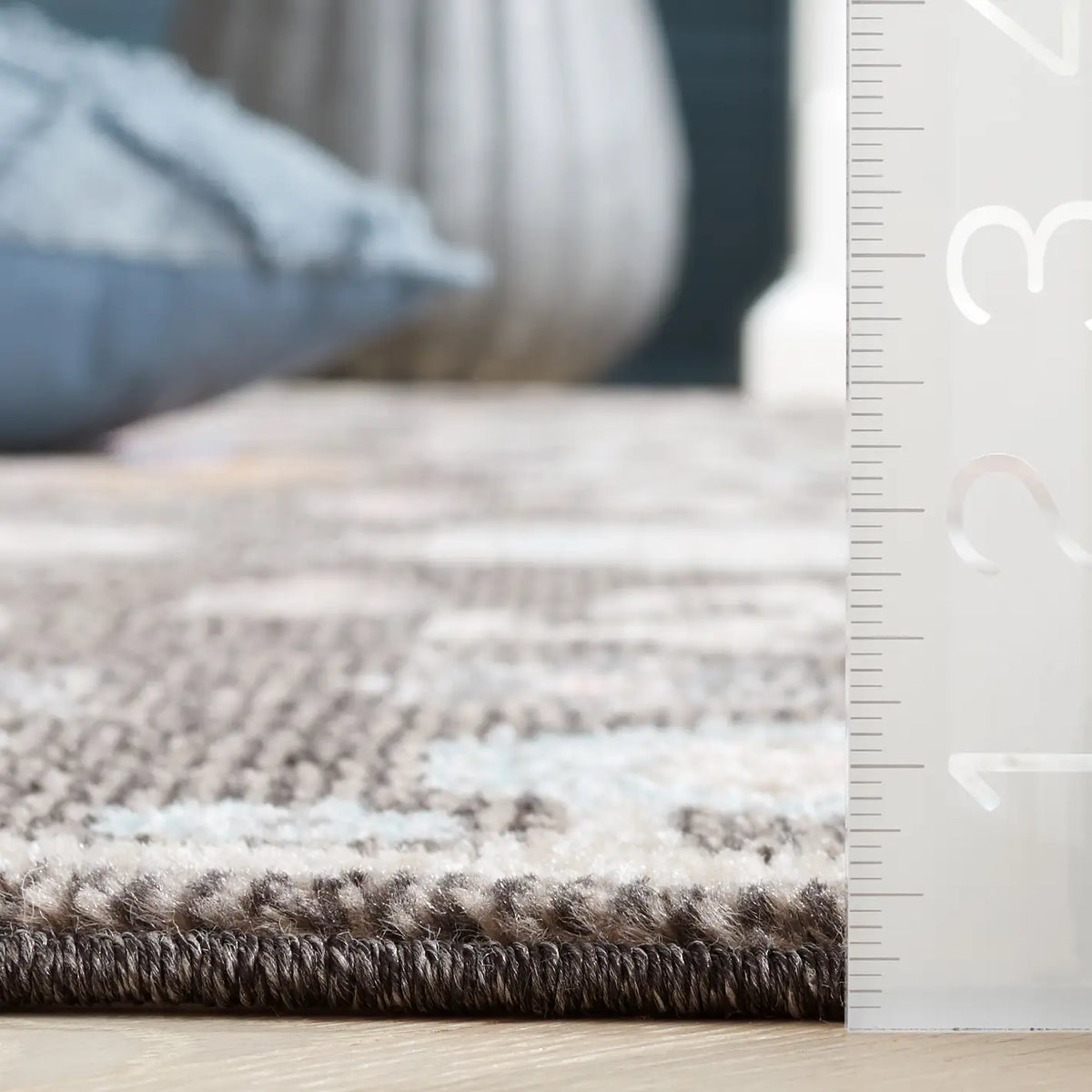 Safavieh Phoenix 500 4'-5" x 6'-5" Rug in Dark Grey / Ivory Blue