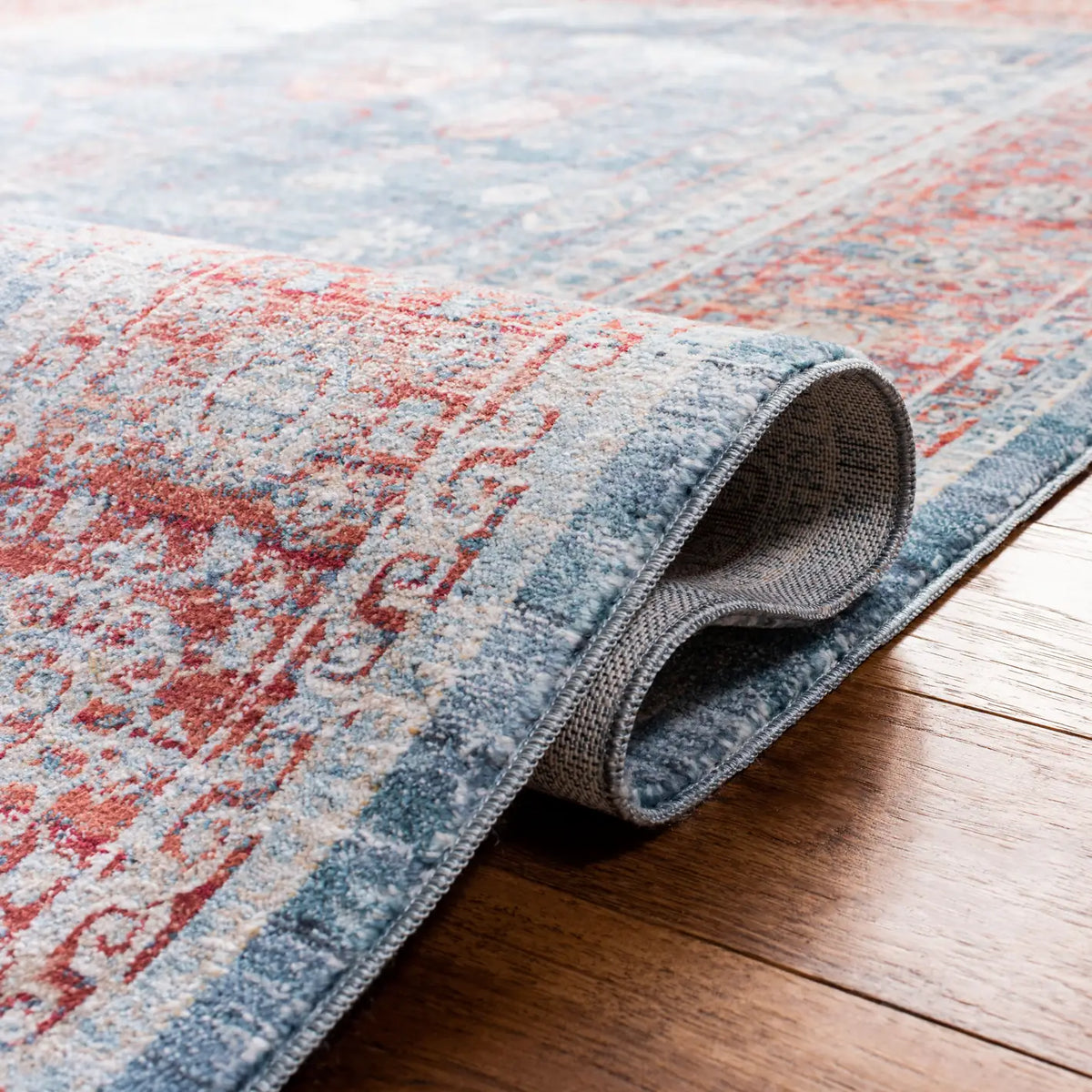 Safavieh Victoria 4'-0" x 6'-0" Rug in Navy / Red