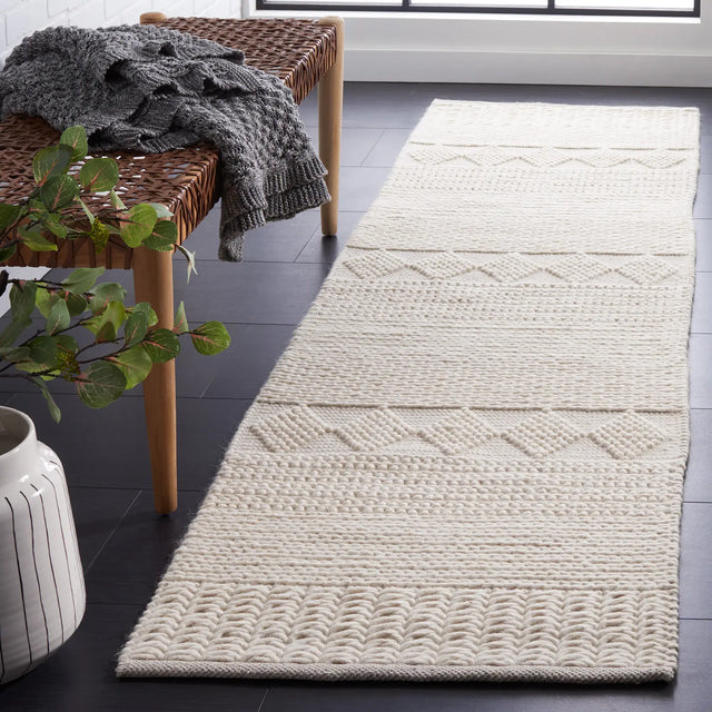 Safavieh Natura 2'-3" x 8'-0" Rug in Ivory