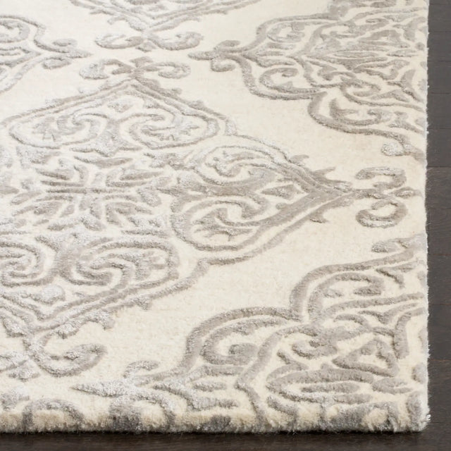 Safavieh Glamour 5'-0" x 8'-0" Rug in Ivory / Silver