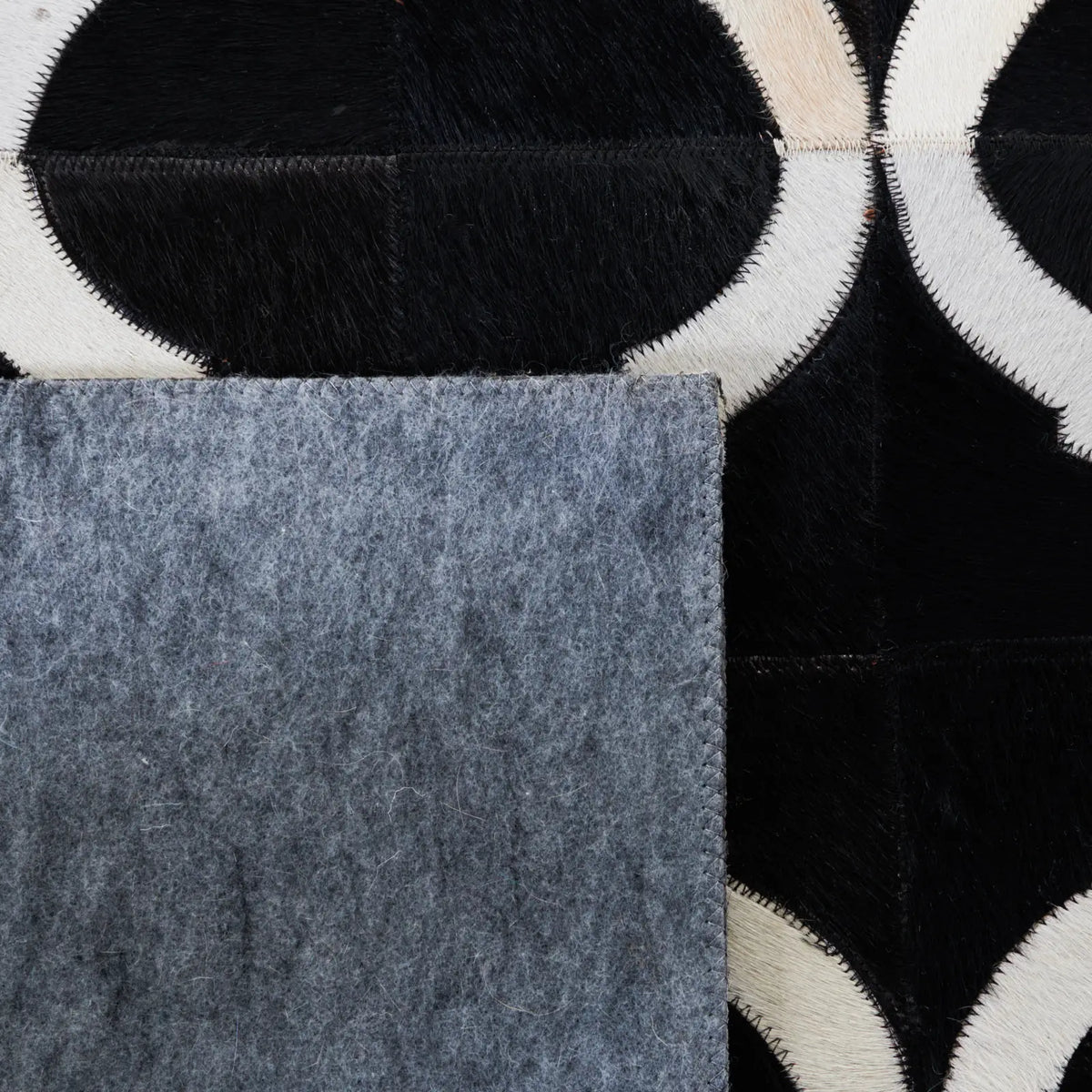 Safavieh Studio Leather 4'-0" x 6'-0" Rug in Black / Beige